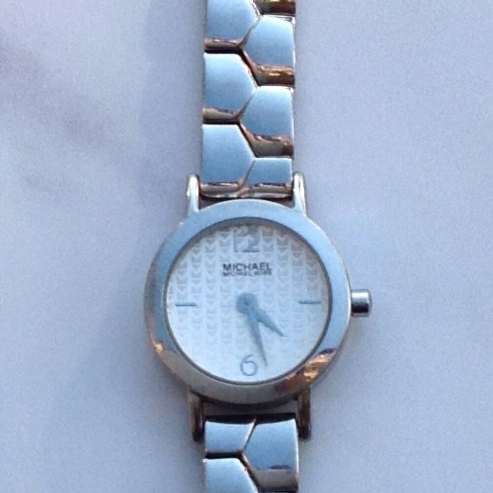 Michael Kors Watch Branded Face Silver Bracelet for Ladies - Picture 3 of 16